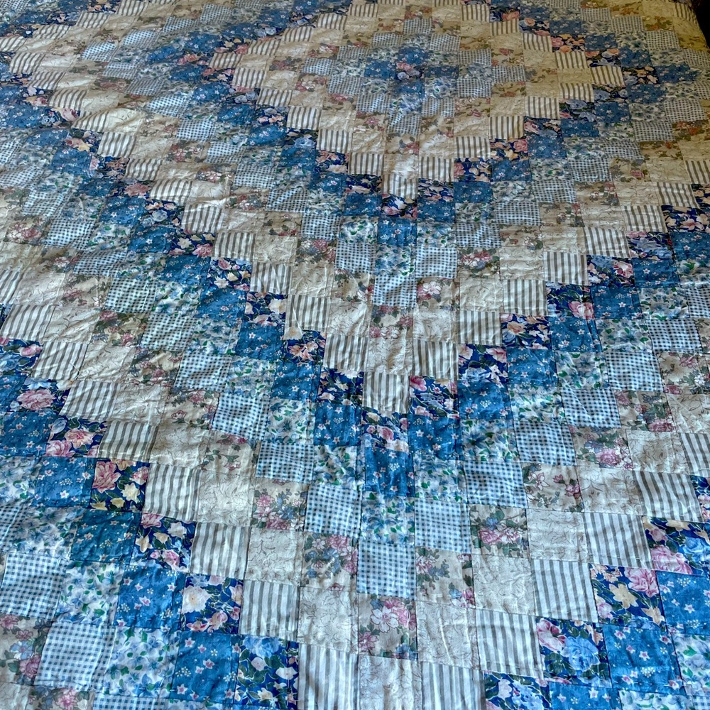 Cal king quilt blue very beautiful and good condition 
Size 120” X 115”